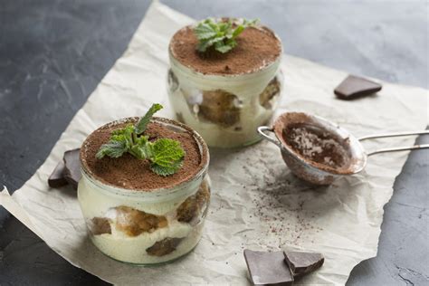 Vrstvenie tiramisu vo forme