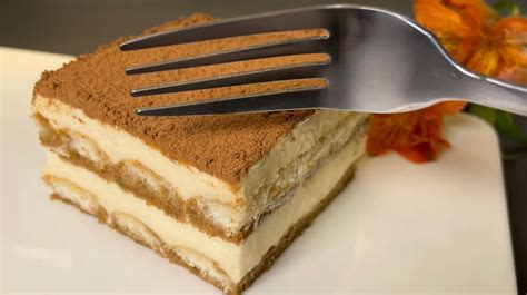 Hotové tiramisu s kakaovým posypom