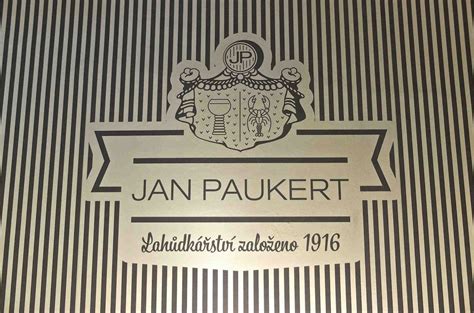 Staré fotografie obložených chlebíčkov z lahôdkárstva Jan Paukert v Prahe