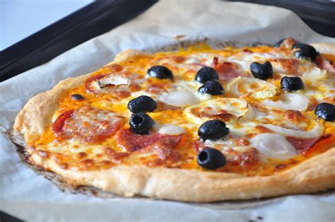 Bezlepková pizza s rôznymi prísadami