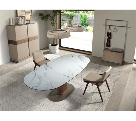 Slovenský stôl s porcelánovou obedovou súpravou