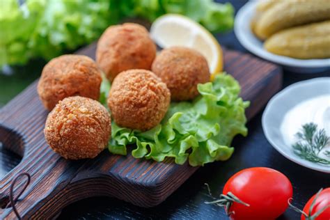 Domáce krokety pripravené na obaľovanie a pečenie