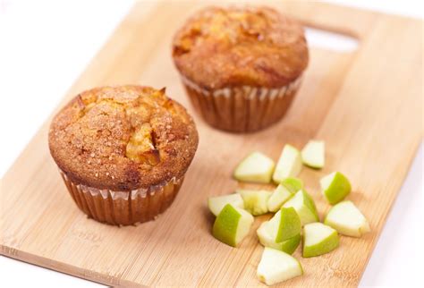 čerstvo upečené jablkové muffiny so škoricou