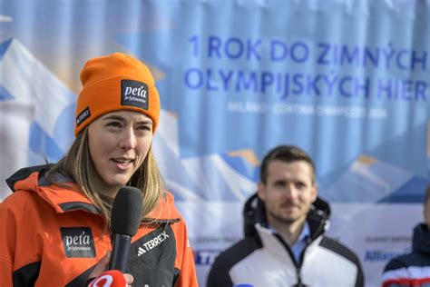 Športovec konzumujúci syr po tréningu