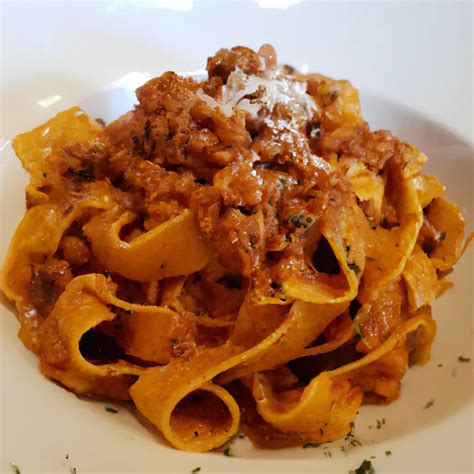 Taniere s čerstvými cestovinami tagliatelle a bolonským ragú, posypané parmezánom