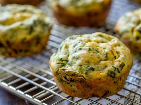 Hotové špenátové muffiny so zemiakmi a syrom na tanieri