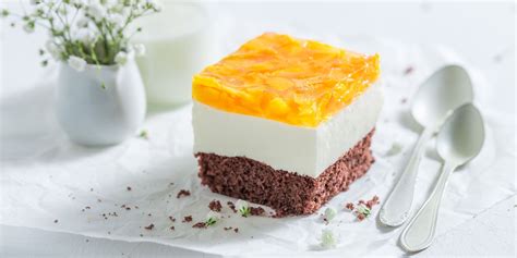 Plátky čerstvých broskýň na torte
