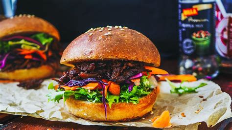 Šťavnatý burger s trhaným mäsom a pečenými zemiakmi