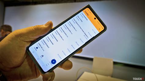 Človek študuje angličtinu pomocou mobilnej aplikácie