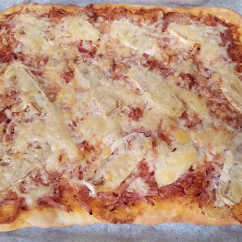 Hotová prekladaná pizza s hermelínom