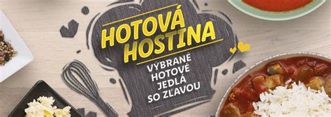 Účastníci kurzu varenia ukazujú svoje hotové jedlá