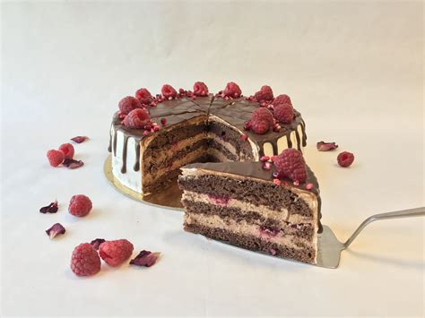 Orechovo-čokoládová torta s malinami