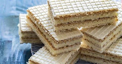 Súvrstvie grilážových oblátok s karamelovo-orechovou náplňou