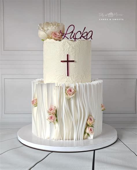 Torta s elegantnou dekoráciou v podobe kríža a kalicha na prvé sväté prijímanie