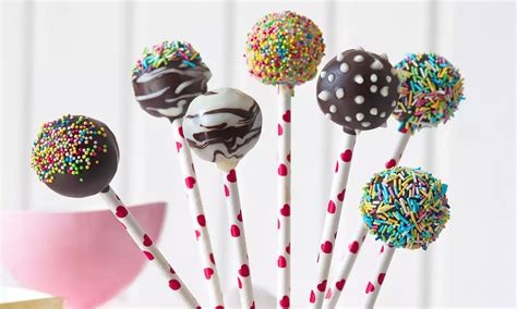 Farebné a zdobené cake pops naaranžované v polystyréne