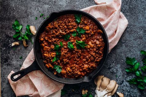 Mleté hovädzie mäso na panvici s cibuľou a cesnakom