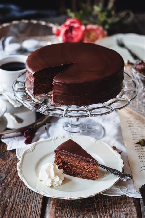 Sacherova torta so šľahačkou