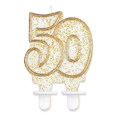Zlatá sviečka s číslom 50 na narodeninovej torte