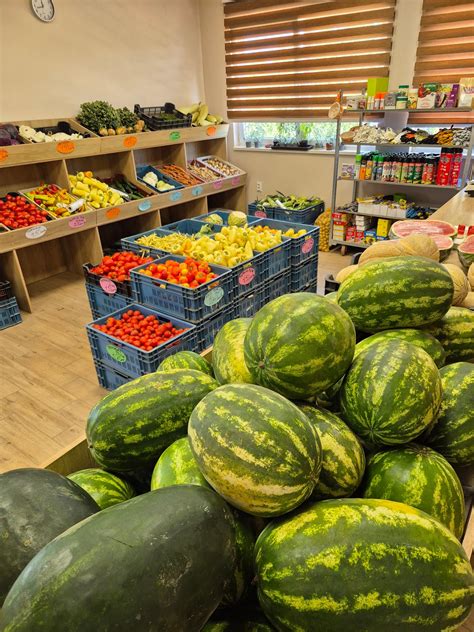 Čerstvá cuketa a paradajky pripravené na varenie