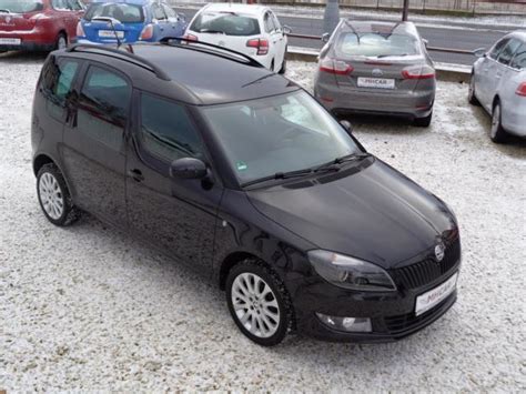 Pohľad na prístup k relé pod palubnou doskou Škoda Roomster
