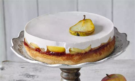 Esteticky nakrájaná torta na tácke