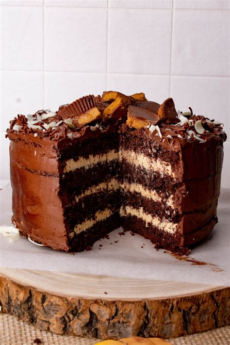 Hotová čokoládová torta s arašidovým maslom