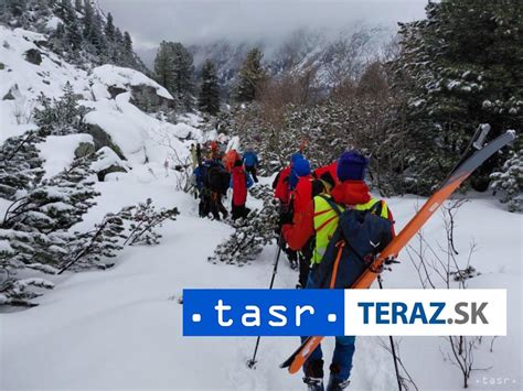 Skupina ľudí počas teambuildingu vo Vysokých Tatrách