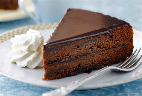 Tradičná Sacherova torta s marhuľovou marmeládou