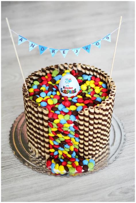 torta zdobená lentilkami a figúrkami