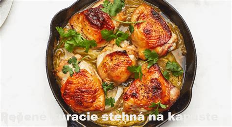 Kuracie stehná pripravené na pečenie, obohatené o slaninu a korenie.