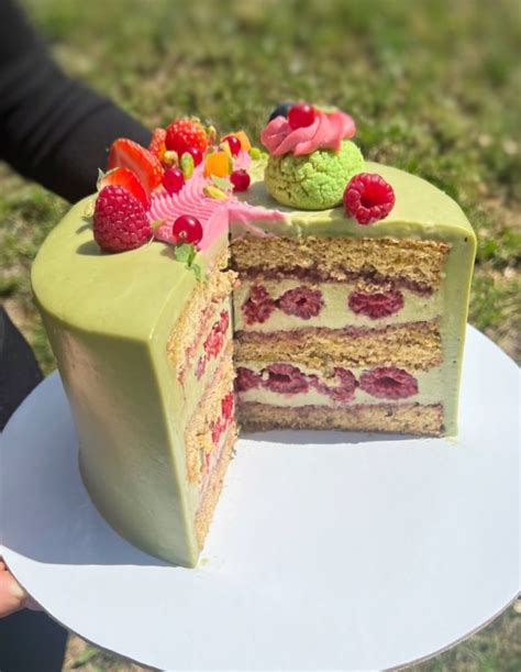 Torta zdobená čerstvým ovocím