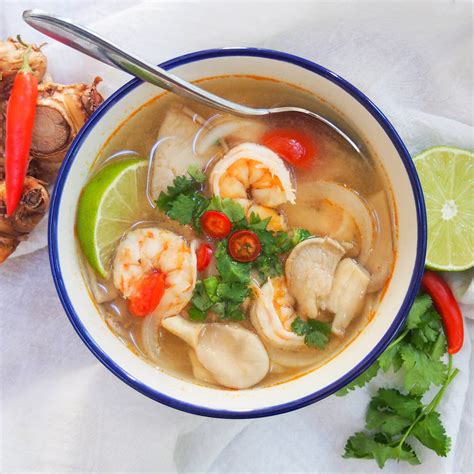 Misky s hotovou Tom Yum polievkou