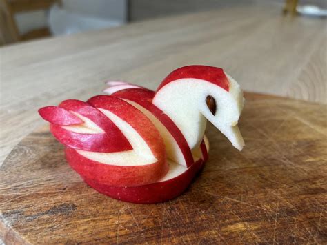 Labuť z jablka, vyrobená technikou carvingu