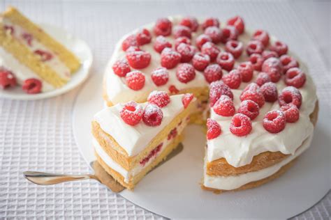 Dozdobená torta s malinami