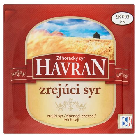 Zrejúci syr na drevenej mriežke
