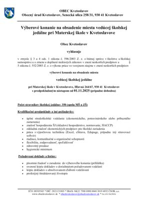 Vedúca školskej jedálne pri administratívnej práci
