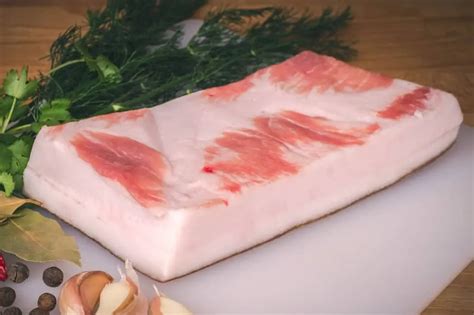 Krájanie slaniny na škvarenie