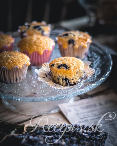 Hrnčekové čučoriedkové muffiny na tanieri