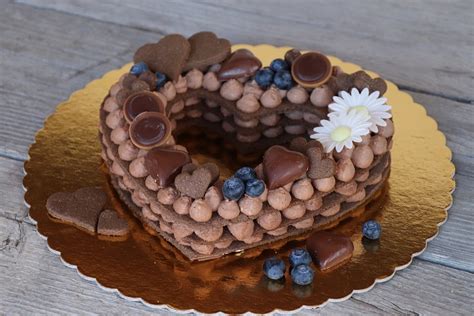 Čokoládová torta v tvare srdca zdobená malinami a čučoriedkami