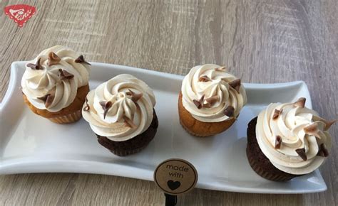 Muffiny ozdobené šľahačkou a kakaom (Cappuccino muffiny)
