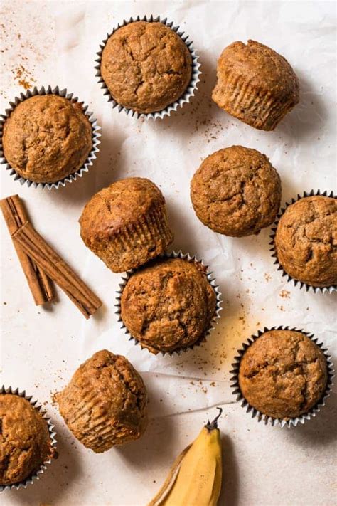 Hotové banánové muffiny na tanieri