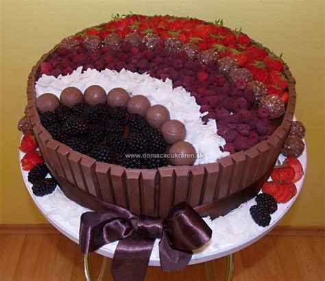 Torta zdobená ovocím a čokoládou