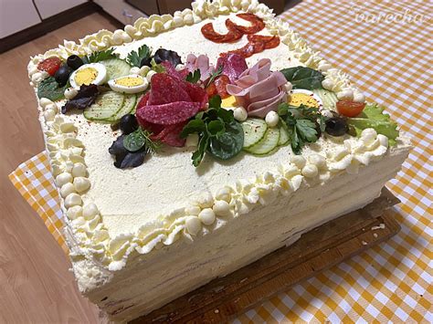 Slaná torta s rôznymi ozdobami