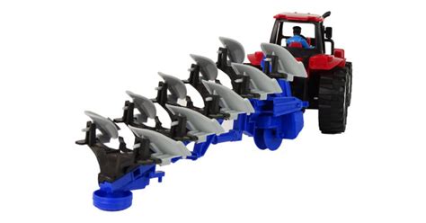 Traktor s pluhom vyorávajúci zemiaky na poli