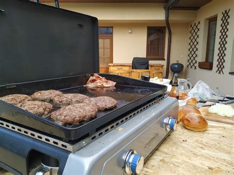 Rozdiel medzi otvoreným a uzavretým grilom