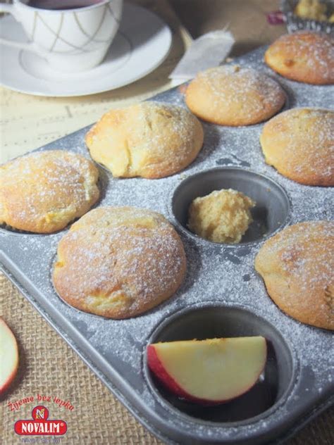 čerstvo upečené cuketovo-jablkové muffiny na podnose