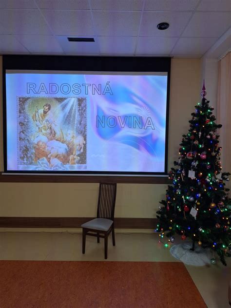 Šálky s nealkoholickým vianočným punčom pre deti