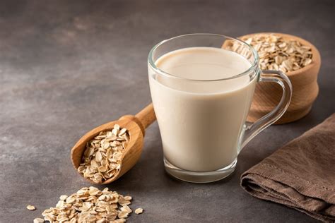 Ovsené mlieko v káve a cereáliách