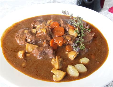 Hotové Burgundské hovädzie ragú so socca plackou