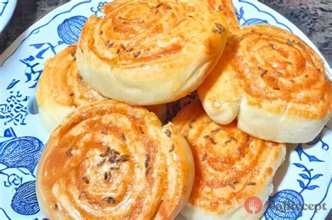 Roláda pripravená na krájanie na oškvarkové slimáky